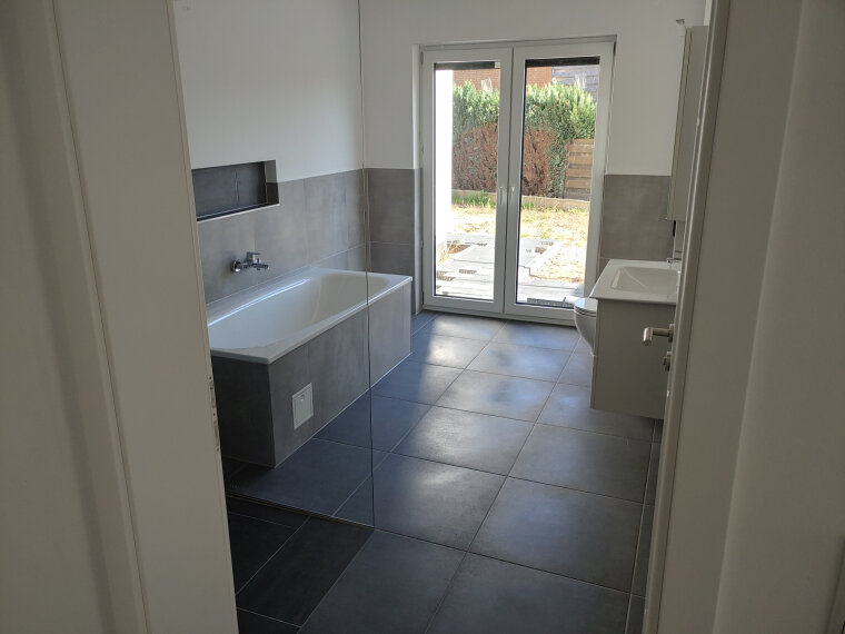 Bad mit Dusche und Wanne