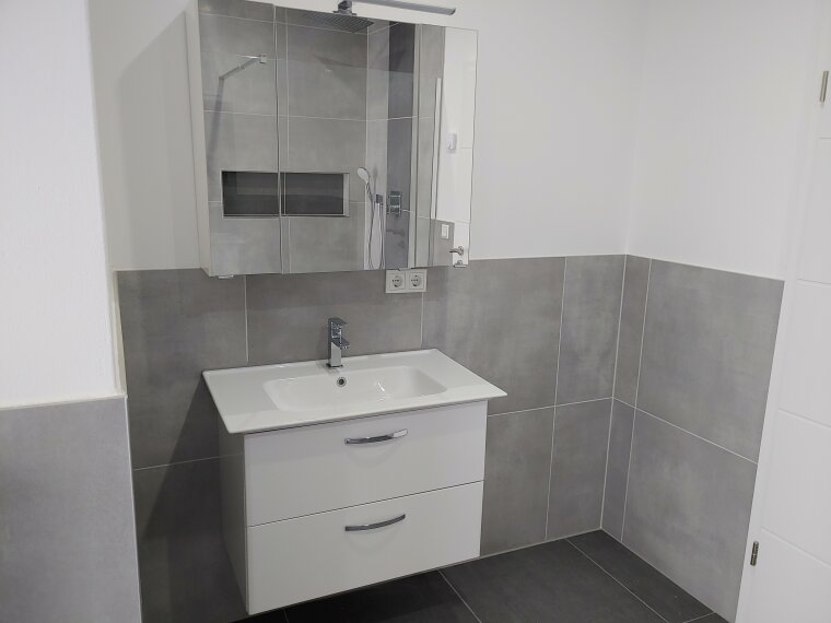 Waschtisch mit Unter- Spiegelschrank