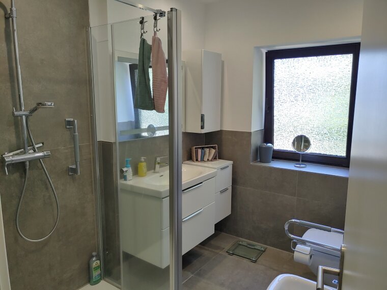Badezimmer mit Dusche